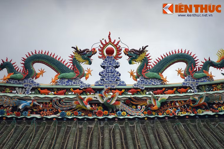 Cận cảnh hình tượng cặp rồng chầu trên mái.