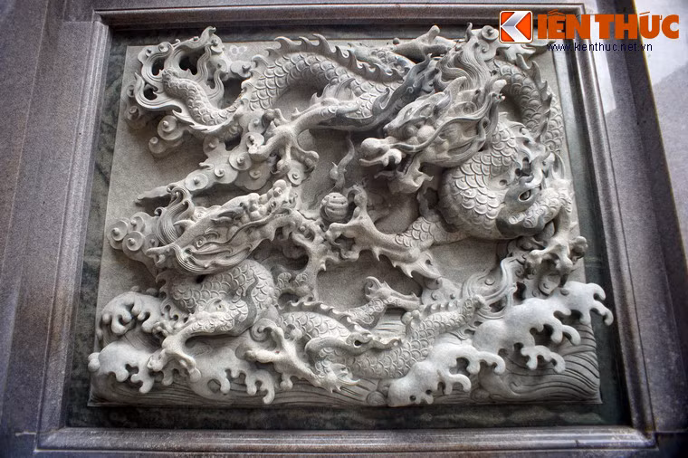 Bức chạm rồng.