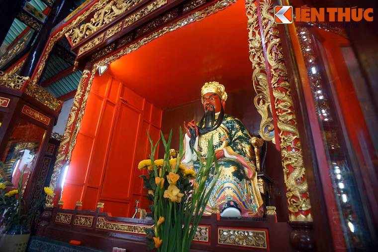 Tượng Quan Thánh đế quân được làm bằng thạch cao sơn màu, cao 3 m, mang những chi tiết đã trở thành qui ước: mặt đỏ, râu năm chòm dài đến ngực, tư thế đưa tay vuốt râu, đầu đội mão gắn kim hoa, mặc giáp trụ bên trong và áo bào xanh lá cây bên ngoài.