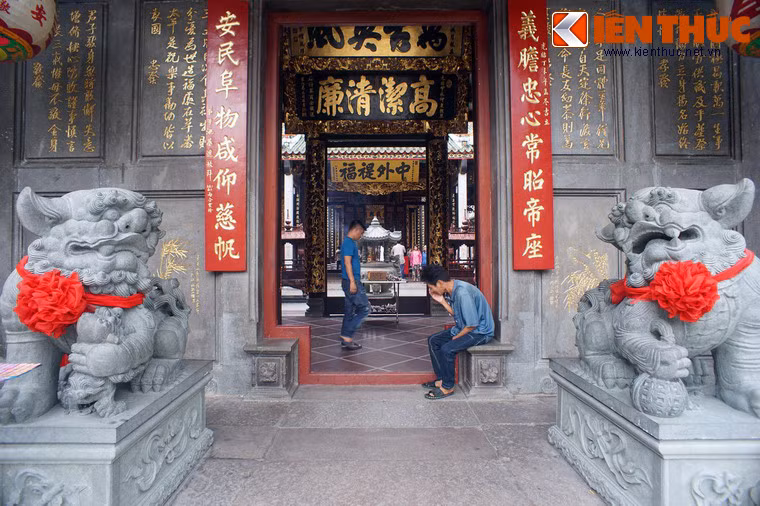 Từ hai cổng lớn vào đến cửa chính hội quán có năm cặp kỳ lân lớn nhỏ bằng đá đặt đối xứng nhau. Đẹp hơn cả là cặp lân chầu hai bên cửa.