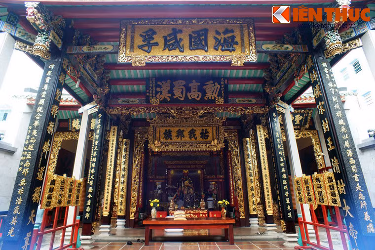 Qua nhà hương là chính điện. Nơi đây toát lên sự tôn nghiêm với những cột gỗ cao treo câu đối, cùng với những bao lam, hoành phi và khám thờ chạm trổ tinh tế.