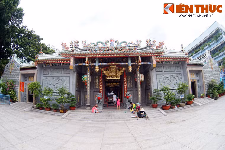 Sân hội quán khá rộng, gần 2.000 m², chiếm hơn phân nửa diện tích khuôn viên. Phần còn lại gồm tiền điện, sân thiên tỉnh, nhà hương, chính điện và văn phòng hội quán dọc hai bên các điện thờ.