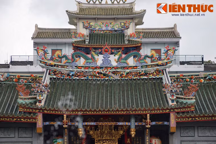 Mái hội quán có 3 cấp: giữa cao, hai bên thấp hơn. Trên nóc có gắn tượng sành hình lưỡng long tranh châu.