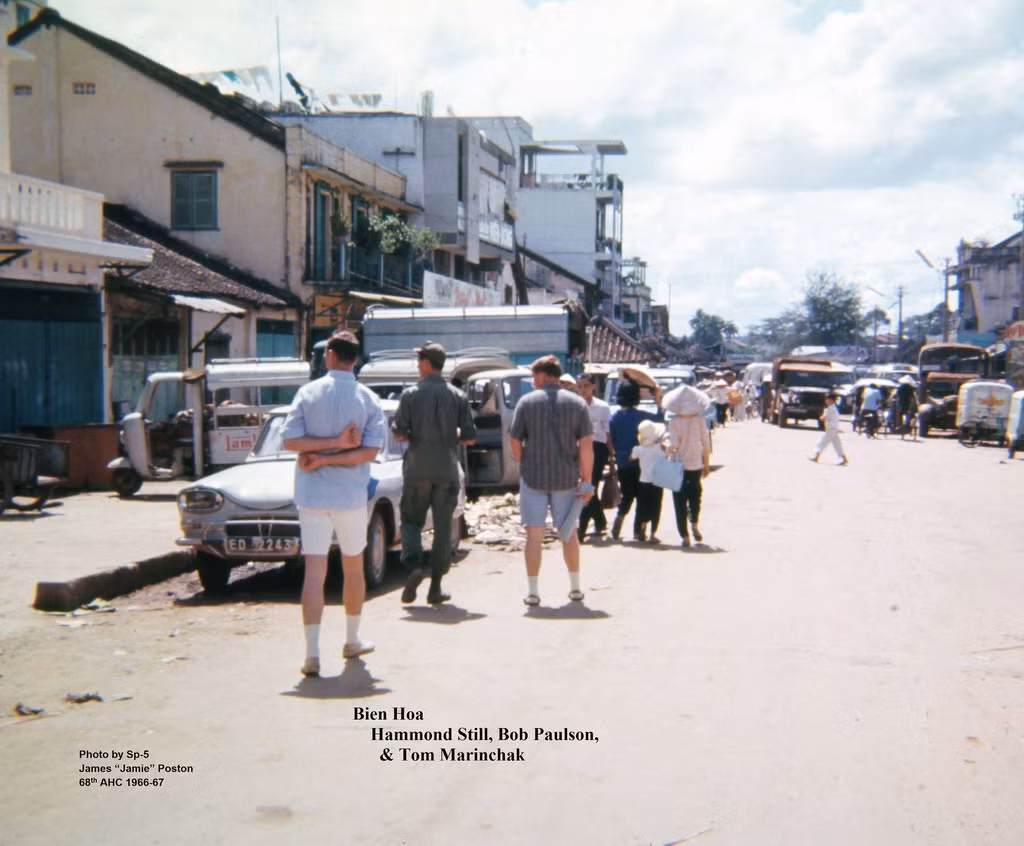 Lính Mỹ đi dạo ở đường Lê Thánh Tôn trong thời gian nghỉ phép.