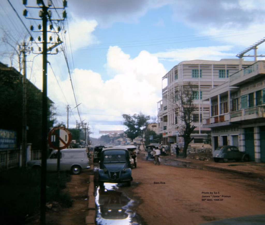 Trên đường Trịnh Hoài Đức.