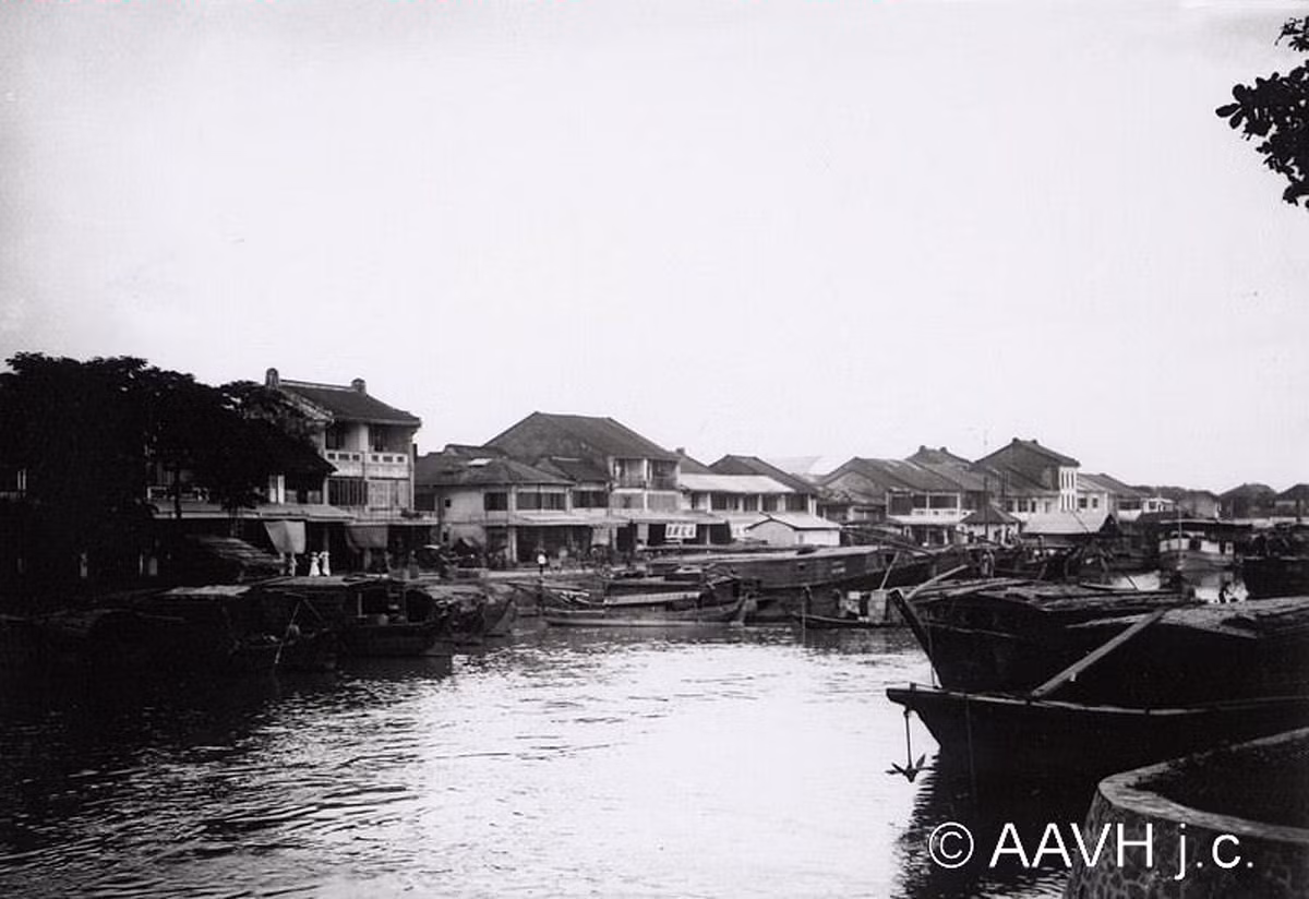 Bến Mỹ Tho ở Chợ Lớn (nay là đại lộ Võ văn Kiệt, đoạn gần cầu Chà Và), 1904. Hình ảnh nằm trong loạt ảnh về vùng Chợ Lớn xưa do trang mạng Hiệp hội bằng hữu Huế xưa của Pháp (Aavh.org) đăng tải.