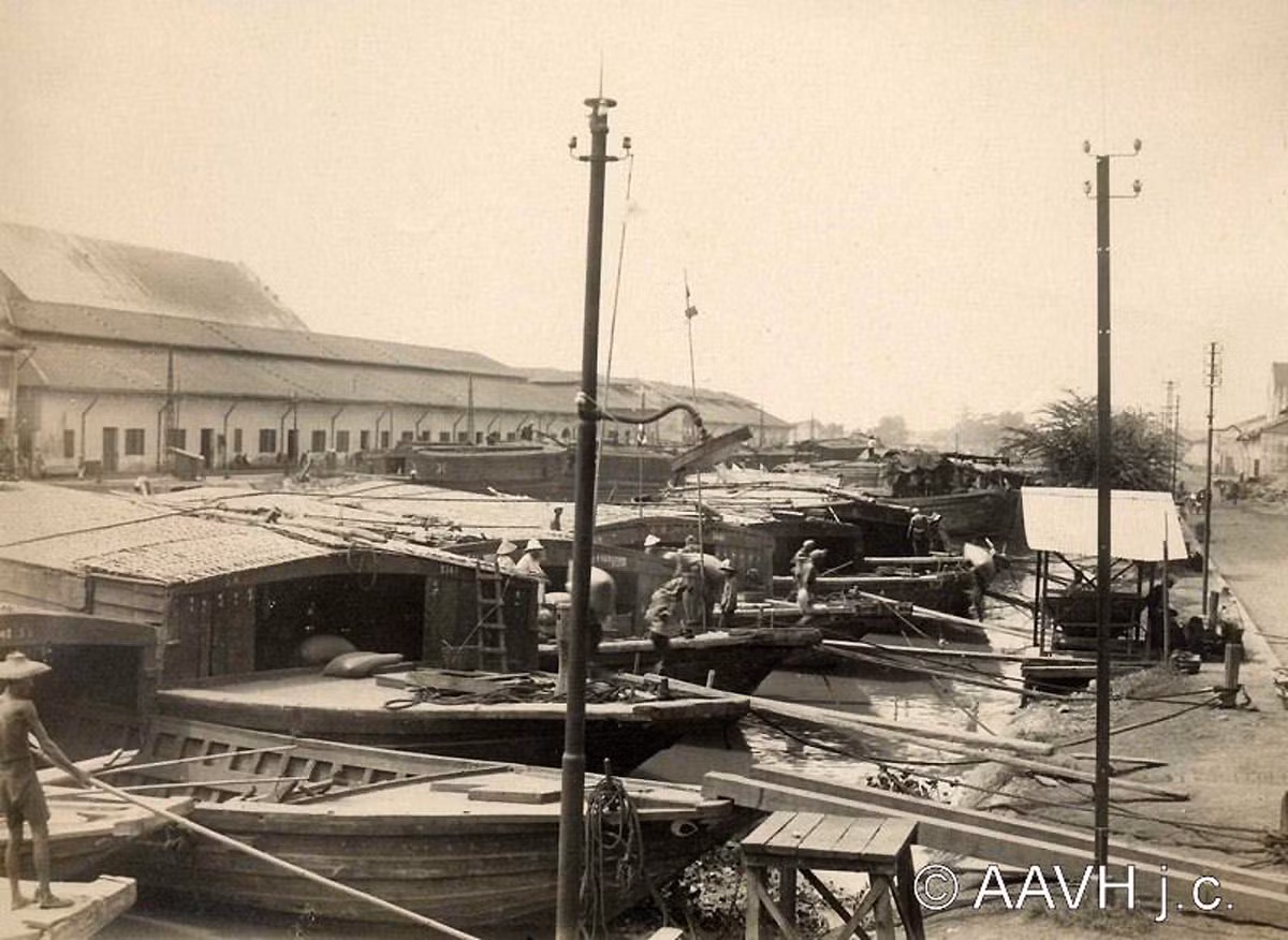 Thuyền chở gạo trên kênh Tàu Hủ, 1925. Ảnh: Aavh.org