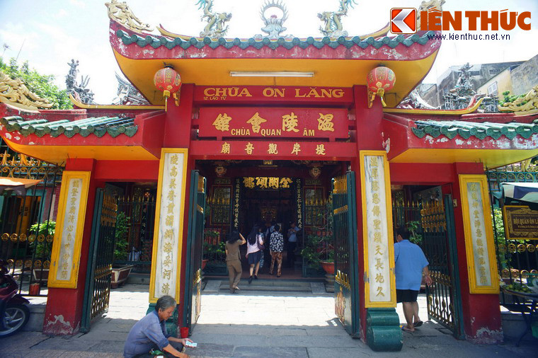  3. Hội quán Ôn Lăng (TP HCM). Tọa lạc tại số 12 đường Lão Tử, quận 5, TP HCM, hội quán Ôn Lăng được một nhóm người Hoa thuộc phủ Tuyền Châu, tỉnh Phúc Kiến lập vào năm 1740, để thờ Thiên Hậu Thánh mẫu và nhiều vị thần theo tín ngưỡng dân gian của người Hoa. Sau này, hội quán thờ thêm Quan Âm bồ tát nên còn được gọi là chùa Quan Âm.