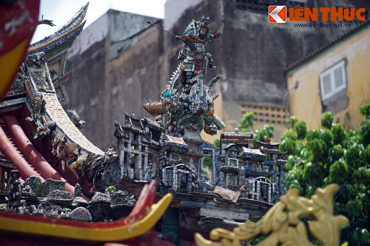 Nét đặc sắc trong kiến trúc hội quán Ôn Lăng là cách tạo hình và trang trí mái ngói với những bờ nóc uốn cong có gắn các mảng tượng gốm trang trí rất sinh động. Ngoài ra, hội quán còn lưu giữ nhiều cổ vật giá trị như các bức phù điêu bằng gỗ chạm thếp vàng, bộ trống, đỉnh gang, lư hương thời Quang Tự (Nhà Thanh), quả chuông đúc năm 1825 cùng nhiều hoành phi và câu đối cổ.