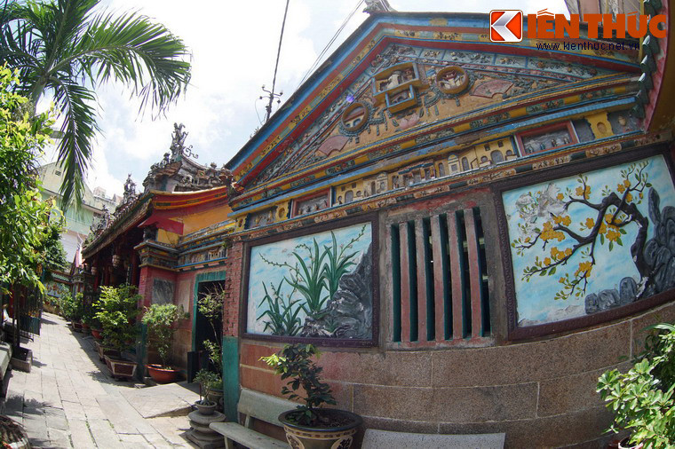 Hội quán được xây dựng trên khuôn viên rộng 1.800 m2, kiến trúc nội công ngoại quốc theo kiểu đền miếu cổ Trung Hoa với bộ khung chịu lực bằng gỗ, mái ngói lợp ống, chân mái được viền bằng ngói xanh. Các công trình chính gồm tiền điện, trung điện, chính điện và hậu điện cùng các dãy nhà ngang rộng rãi, sáng sủa, thoáng mát.