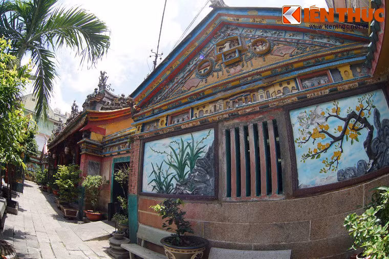 Hội quán được xây dựng trên khuôn viên rộng 1.800 m2, kiến trúc nội công ngoại quốc theo kiểu đền miếu cổ Trung Hoa với bộ khung chịu lực bằng gỗ, mái ngói lợp ống, chân mái được viền bằng ngói xanh. Các công trình chính gồm tiền điện, trung điện, chính điện và hậu điện cùng các dãy nhà ngang rộng rãi, sáng sủa, thoáng mát.