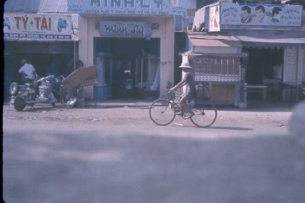 Cảnh đường phố nhìn từ cổng biệt thự. Ảnh: Oldspooksandspies.org