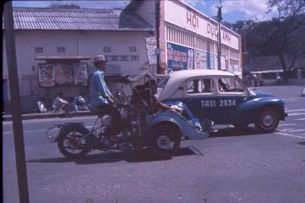 Khu vực ngã năm chợ Thái Bình (nơi giao cắt của các đường Phạm Ngũ Lão, Cống Quỳnh và Nguyễn Trãi hiện nay). Ảnh: Oldspooksandspies.org
