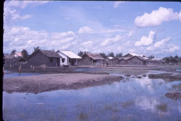 Xóm làng ở ngoại ô Sài Gòn. Ảnh: Oldspooksandspies.org