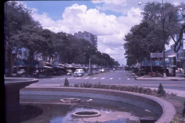 Đài phun nước ở giao lộ Nguyễn Huệ - Lê Lợi, Sài Gòn năm 1963. Ảnh: Oldspooksandspies.org