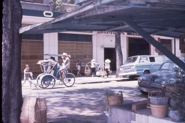 Bên ngoài trụ sở hãng xe hơi Simca ở góc Nguyễn Huệ - Công trường Lam Sơn. Ảnh: Oldspooksandspies.org