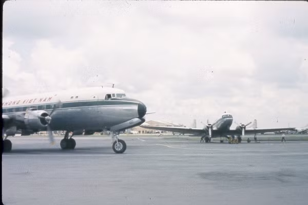 Trên đường băng sân bay Tân Sơn Nhất. Ảnh: Oldspooksandspies.org