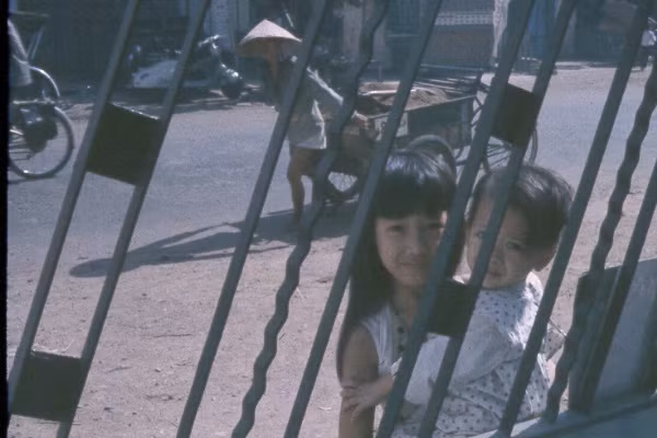 Cảnh đường phố nhìn từ cổng biệt thự. Ảnh: Oldspooksandspies.org