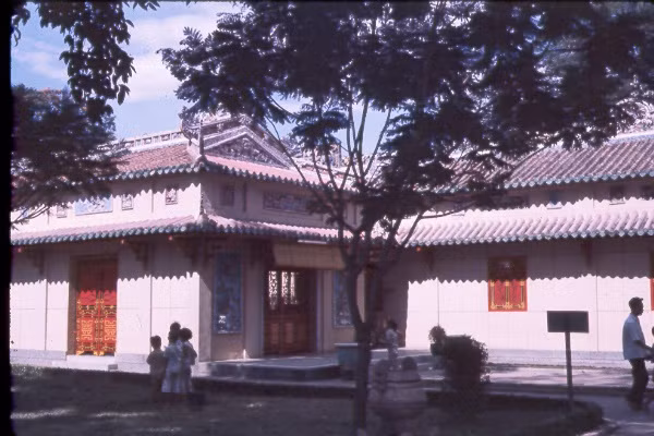 Một góc lăng Ông Bà Chiểu, Sài Gòn năm 1963. Ảnh: Oldspooksandspies.org