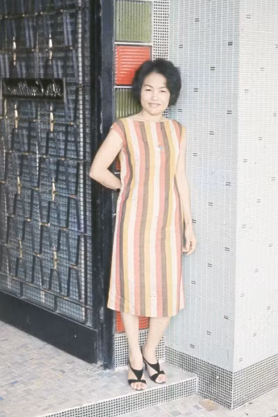 Cô gái phục vụ quán bar. Ảnh: Oldspooksandspies.org