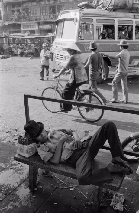 Bến xe khách ở Chợ Lớn, 29/3/1990. Ảnh: Magnumphotos.com