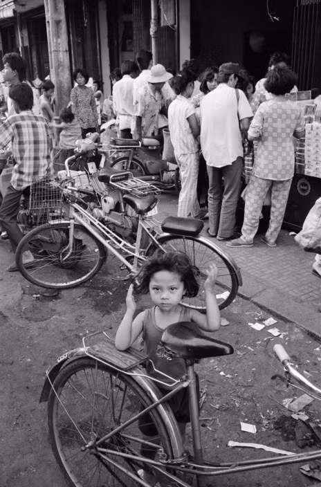 En bé bên quầy thuốc lá vỉa hẻ, 28/3/1990. Ảnh: Magnumphotos.com
