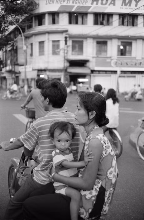 Một gia đình trên xe Honda, 29/3/1990. Ảnh: Magnumphotos.com