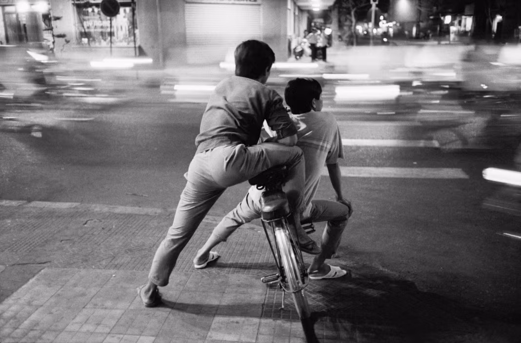 "Dòng thác" xe máy trước khách sạn Majestic, 9/5/1990. Ảnh: Magnumphotos.com