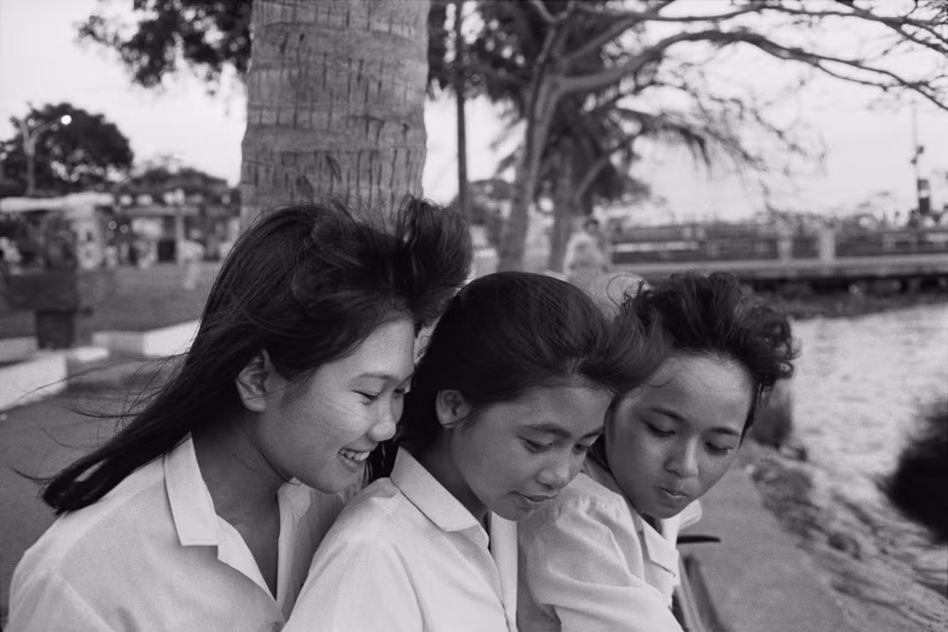 Các thiếu nữ ở bến Bạch Đằng, 27/3/1990. Ảnh: Magnumphotos.com