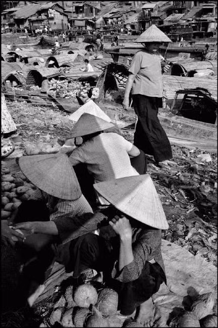 Họp chợ ở ven kênh, 4/5/1990. Ảnh: Magnumphotos.com