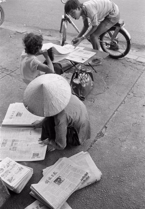 Quầy báo tiếng Hoa ở Chợ Lớn, 28/3/1990. Ảnh: Magnumphotos.com
