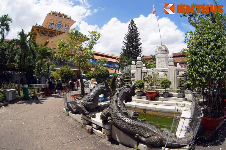 Ngược dòng lịch sử, vào đầu thế kỷ 20, vùng Chợ Lớn ngày càng phát triển sung túc, nhiều người dân từ nơi khác tập trung đến làm ăn mua bán khiến khu chợ cũ (khu vực Bưu điện Chợ Lớn ngày nay) trở nên chật hẹp không thể phát triển thêm. Chính quyền tỉnh Chợ Lớn thời đó cũng dự định xây dựng chợ mới nhưng chưa tìm được đất.