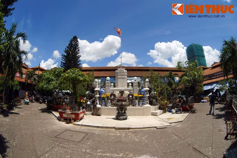  Đài thờ Quách Đàm được làm hoàn toàn bằng đá cẩm thạch, có bố cục hình bát giác theo quan niệm phong thủy Trung Hoa. Giữa đài thờ là trụ đá đặt tượng đồng toàn thân của ông Quách Đàm, được làm theo lối tả thực với tỉ lệ 1/1.