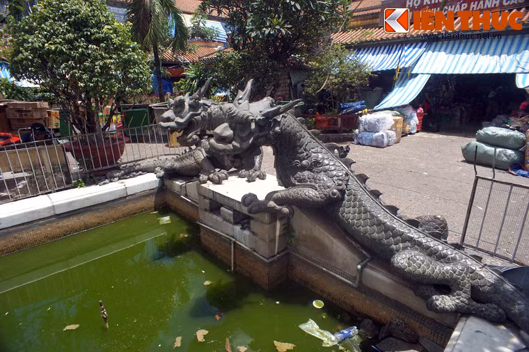 Hai hồ nước ở hai bên đài thờ có một cặp giao long chầu trên thành, đầu hướng về trụ đá.