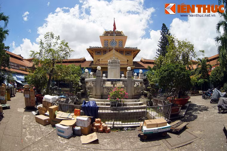 Mặt sau và hai mặt đài thờ bên có ba hồ nước hình vuông với thành bằng đá. Mặt sau cũng có tượng cặp kỳ lân giống mặt trước.