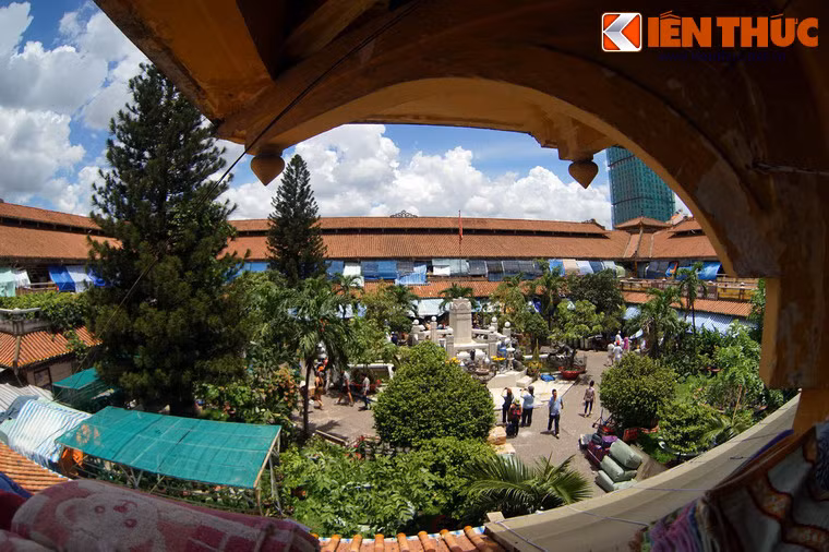 Chợ Chợ Bình Tây (quận 6, TP HCM) là một ngôi chợ cổ nổi tiếng với lịch sử lâu đời và kiến trúc phong cách Trung Hoa đặc sắc. Nơi này còn có một nét độc đáo mà không khu chợ nào khác có được, là sự tồn tại của một đài thờ bằng đá hoành tráng ngay giữa trung tâm chợ.