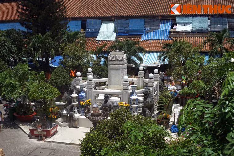 Đài thờ này nằm giữa khoảng sân trời được bao quanh bởi 4 dãy nhà của chợ là, nơi thờ ông Quách Đàm, người sáng lập và cũng được coi là vị thần tài của chợ.