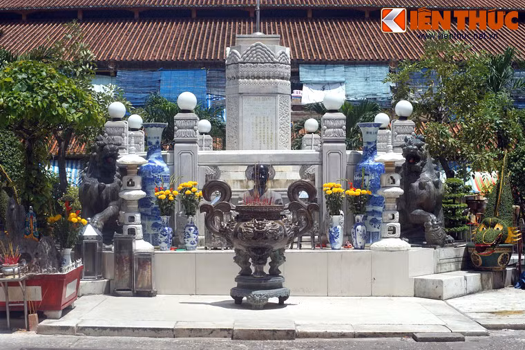 Mặt trước đài thờ có một lư hương đồng với hai bức tượng kỳ lân lớn ở hai bên.