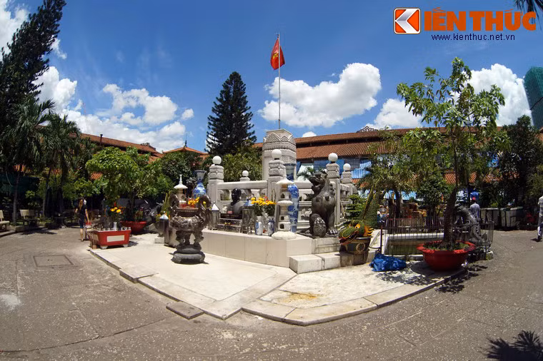 Quanh trụ đá là dãy lan can 8 mặt được định vị bằng 8 cột đá trên một nền cao, có bậc tam cấp dẫn lên. Phía dưới là một nền thấp hình bát giác, cũng được làm bằng đá.