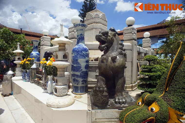 Hay tin, thương nhân người Hoa là ông Quách Đàm (1863 – 1927) bỏ tiền ra mua mảnh đất sình lầy rộng trên 25.000m2 ở thôn Bình Tây và cho san lấp bằng phẳng, xây dựng chợ mới bằng bê tông cốt thép tặng nhà cầm quyền. Đổi lại, ông xin xây dựng mấy dãy phố lầu xung quanh chợ và dựng đài thờ cùng tượng mình ở chính giữa chợ sau khi ông qua đời.