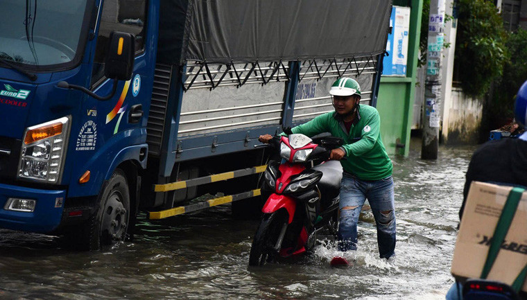 Dự kiến trong ngày hôm nay 8/11, triều cường sẽ đạt đỉnh ở mức 1,65m tại trạm Phú An và 1,64m tại trạm Nhà Bè.