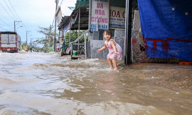 Cuộc sống của người dân đảo lộn vì triều cường.