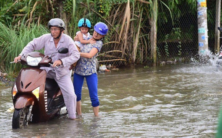 Hình ảnh quen thuộc ở nhiều tuyến đường TP.HCM trong những đợt triều cường.