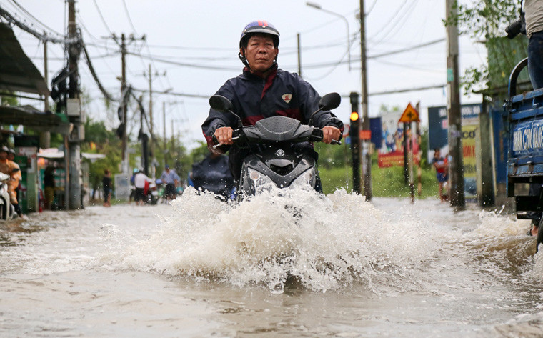 Nước ngập sâu khiến việc đi lại của người dân gặp nhiều khó khăn.