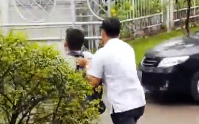 Nguoi xo day phong vien tai buoi Chu tich TP tiep dan la cong an quan 2