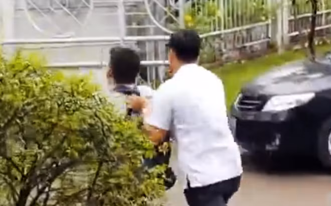 Nguoi xo day phong vien tai buoi Chu tich TP tiep dan la cong an quan 2