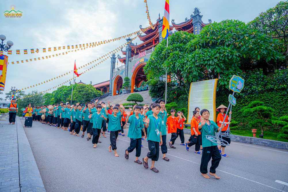 Lam ro ve clip khoa tu mua he o chua Ba Vang