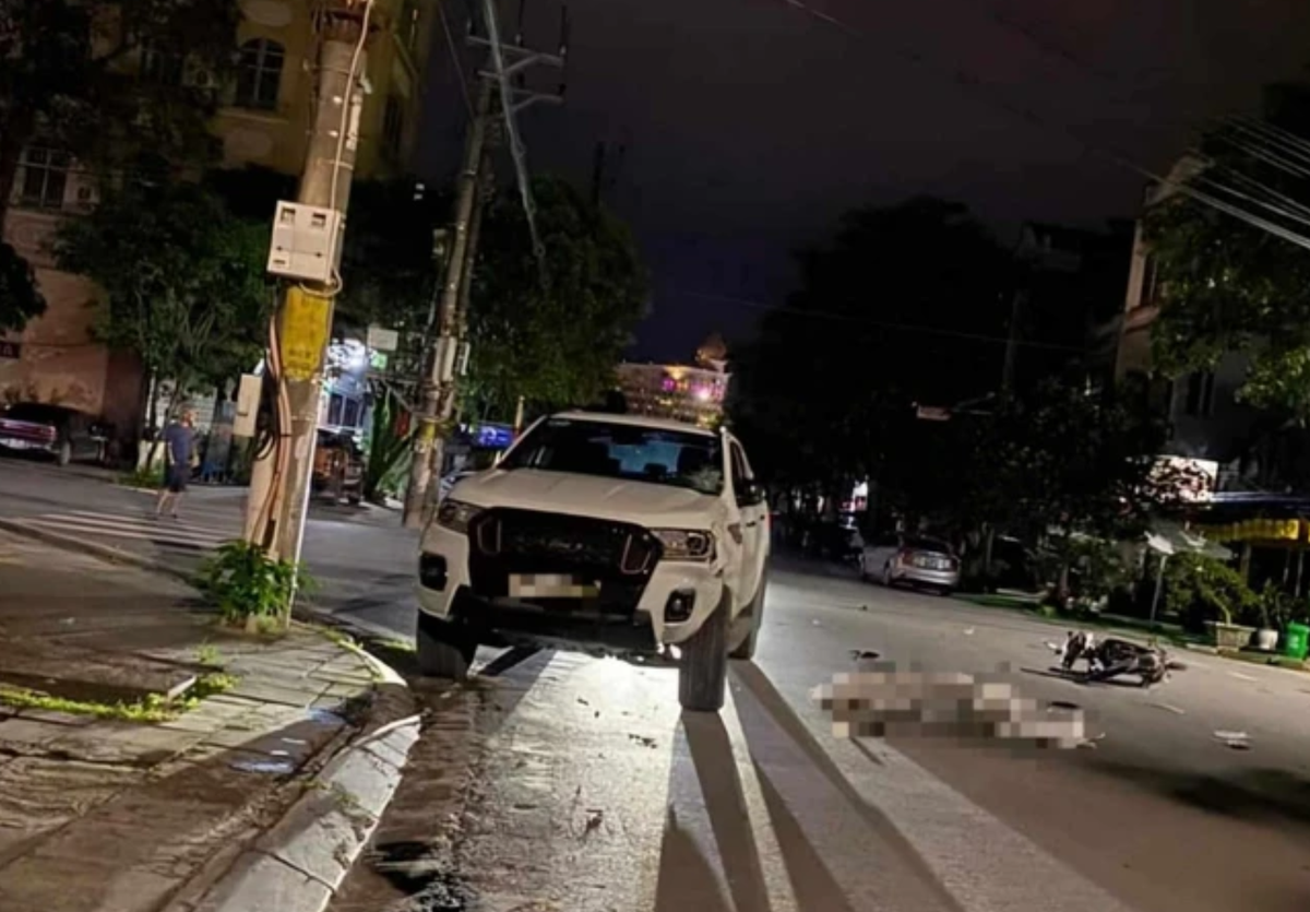 Xe ô tô bán tải va chạm xe máy khiến 3 người thương vong Xe o to ban tai va cham xe may khien 3 nguoi thuong vong