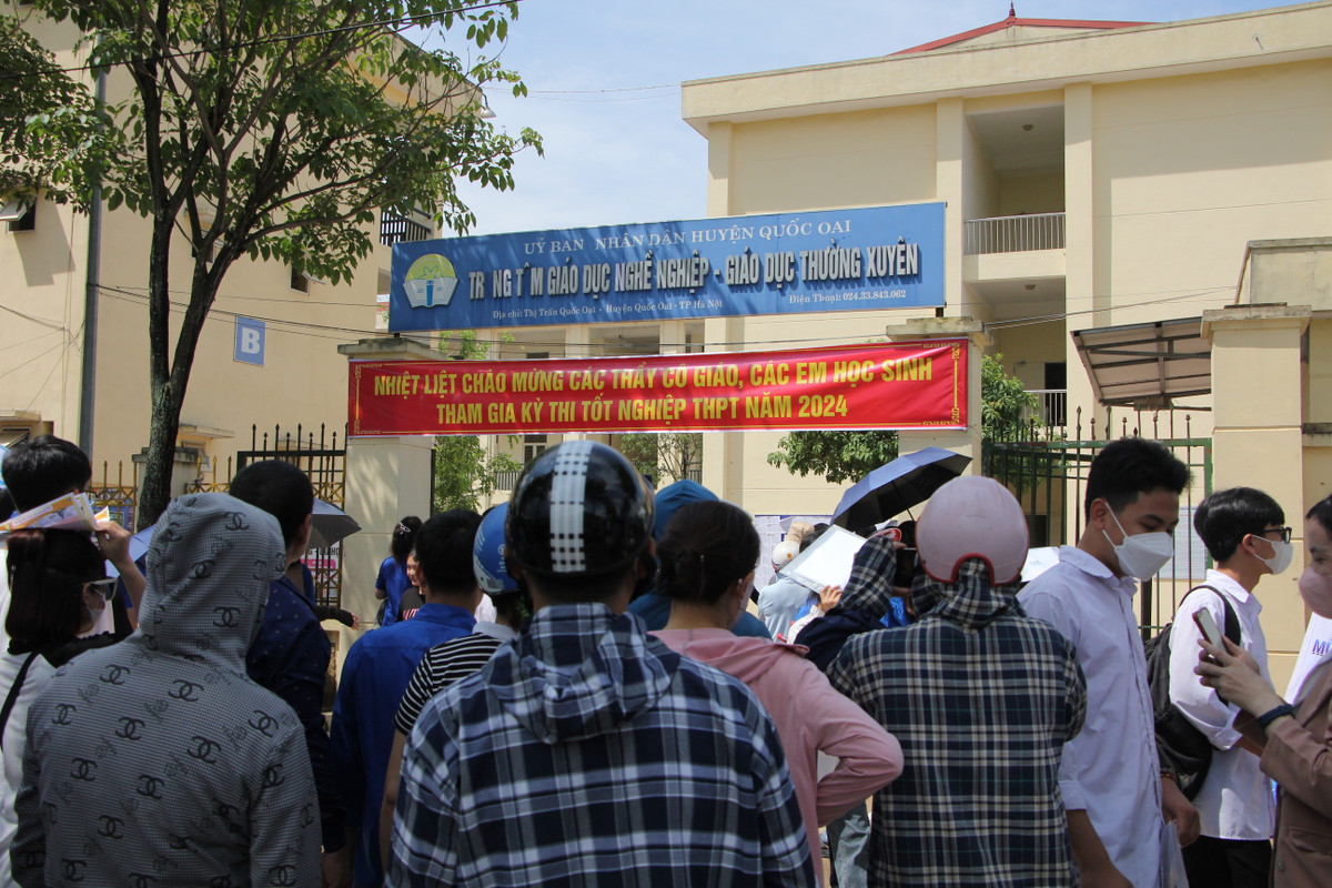 Ngay từ sáng sớm 27/6, nhiều bậc phụ huynh tại huyện Quốc Oai, thành phố Hà Nội đã chở con em mình đến các điểm thi THPT Quốc gia trên địa bàn huyện, trong đó có điểm thi tại Trung tâm giáo dục nghề nghiệp - giáo dục thường xuyên huyện Quốc Oai.