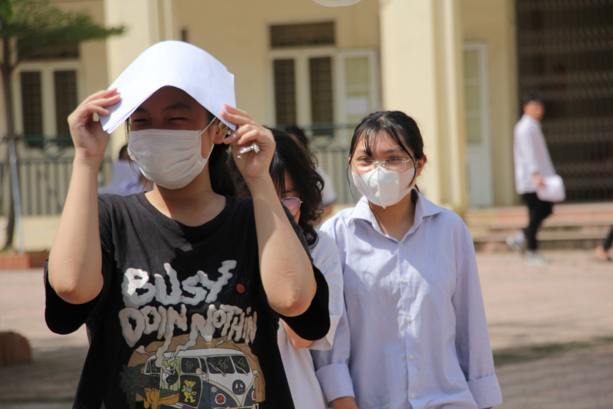 Phần đông thí sinh đều vui vẻ và hài lòng với bài làm Văn của mình.